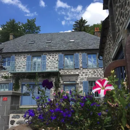 Holiday home Maison De Caractere Au Coeur Des Volcans D'auvergne - 8 Pers, 4 Chambres, Terrasse Et Jardin - Fr-1-742-235