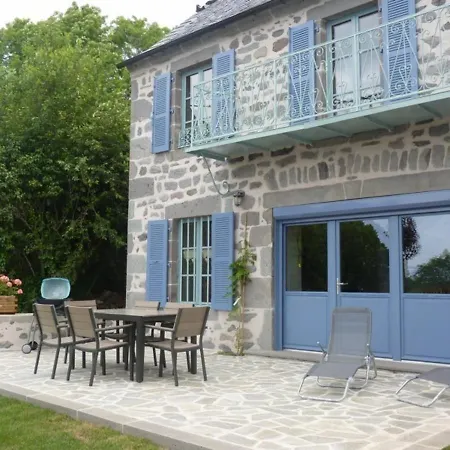 Maison De Caractere Au Coeur Des Volcans D'auvergne - 8 Pers, 4 Chambres, Terrasse Et Jardin - Fr-1-742-235