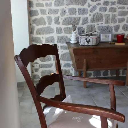 Holiday home Maison De Caractere Au Coeur Des Volcans D'auvergne - 8 Pers, 4 Chambres, Terrasse Et Jardin - Fr-1-742-235