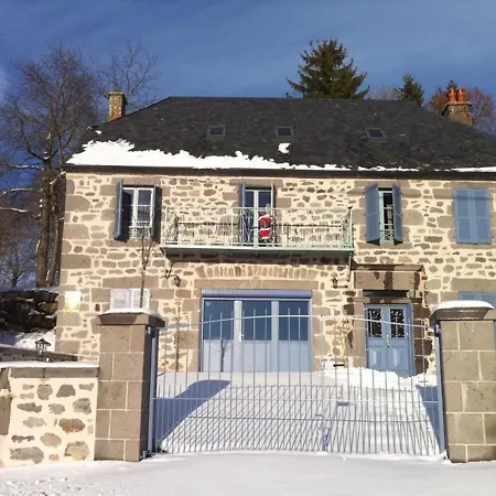 Maison De Caractere Au Coeur Des Volcans D'auvergne - 8 Pers, 4 Chambres, Terrasse Et Jardin - Fr-1-742-235