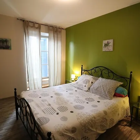 Maison De Caractere Au Coeur Des Volcans D'auvergne - 8 Pers, 4 Chambres, Terrasse Et Jardin - Fr-1-742-235 *